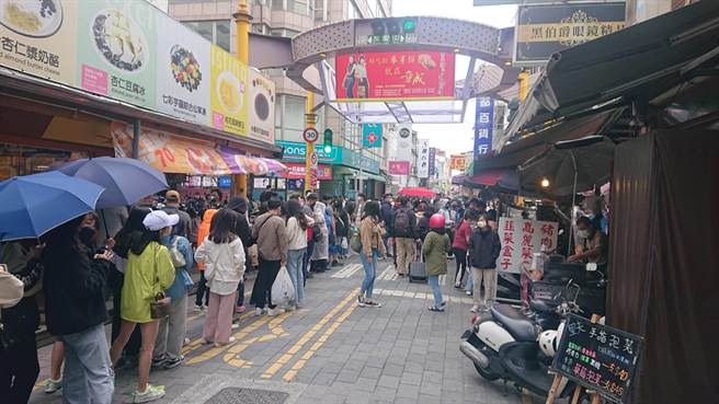 清明连假首日，国华街与友爱街口人潮拥挤。（程炳章摄）