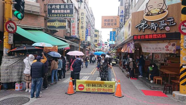 国华街为传统美食街区，清明连假首日人潮不断。（程炳璋摄）