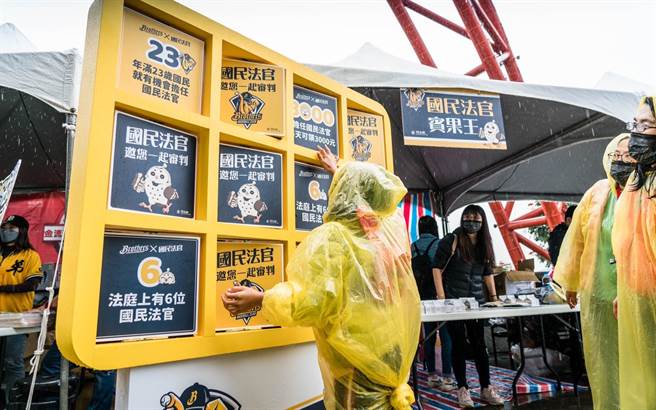 中華職棒33年開幕戰在台中洲際棒球場正式開打，司法院以闖關遊戲宣導明年即將施行的國民法官制度。（台中地院提供／陳淑芬台中傳真）