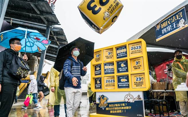 中華職棒33年開幕戰在台中洲際棒球場正式開打，司法院以闖關遊戲宣導明年即將施行的國民法官制度。（台中地院提供／陳淑芬台中傳真）