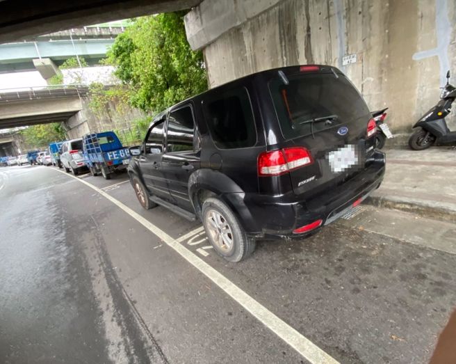 1名網友日前在路邊發現1輛車同時停在2格停車格內，他原本認為無法開罰，但沒想到發現該車已被開了罰單，罰單內容是「停車方式不依規定」。（翻攝自臉書「爆廢公社二館」）