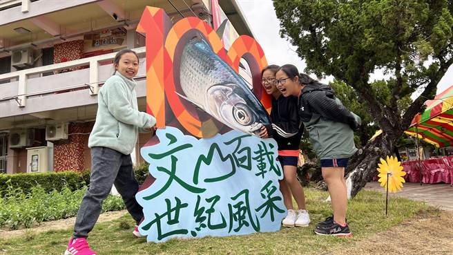 台南市北门区文山国小迎接百周年校庆，邀请3D彩绘大师曾进成来学校带领学生，以当地特产虱目鱼等为主题创作。（张毓翎摄）