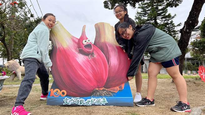 还有以当地特产红葱头创作的3D彩绘画作。（张毓翎摄）