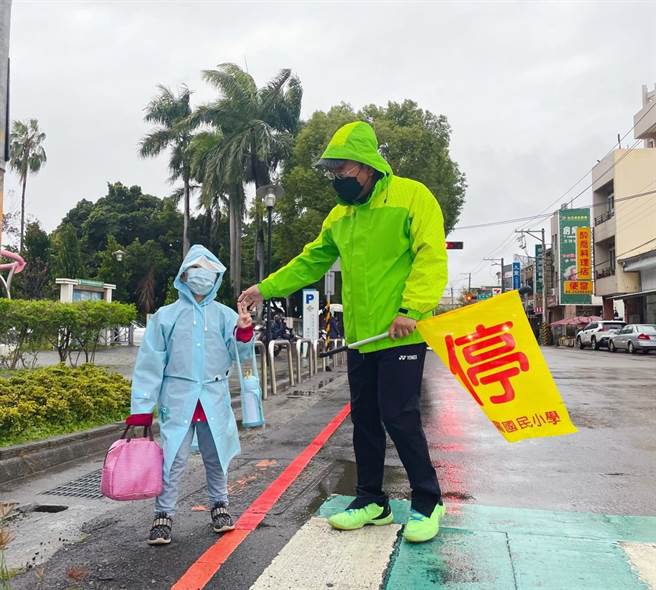 长年担任导护志工的谢志忠（右）强调，「能够付出，就是幸福。」（民眾提供）