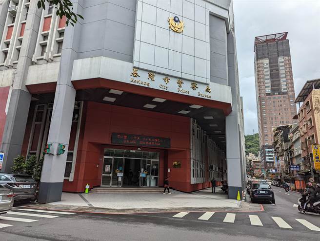 警政署长陈家钦与全国警察之友总会理事长郭台强，一同赠送「爱心元气便当」400份，分送至各分局、大队、派出所等，希望能提振基隆警察工作士气。（本报资料照片）