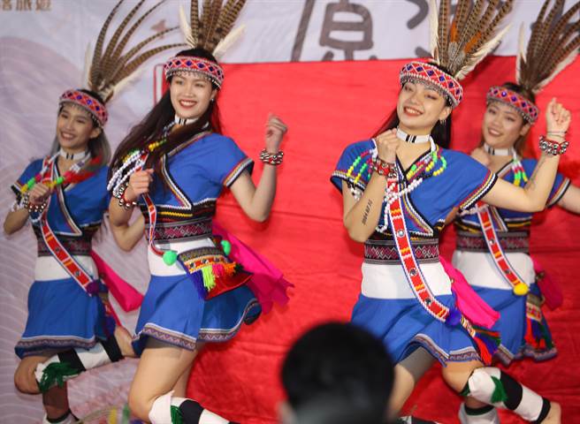 台北市政府原民会为行销及推广原民经济产业，自107年起办理原乐好市—台北市原民假日市集活动，经过4年多的累积，今年度从室外的市集活动走入室内空间，特地于松菸设置一个原乐好市—原民主题选品店，在2日的开幕活动中特别邀请原住民的传统舞蹈表演。（季志翔摄）