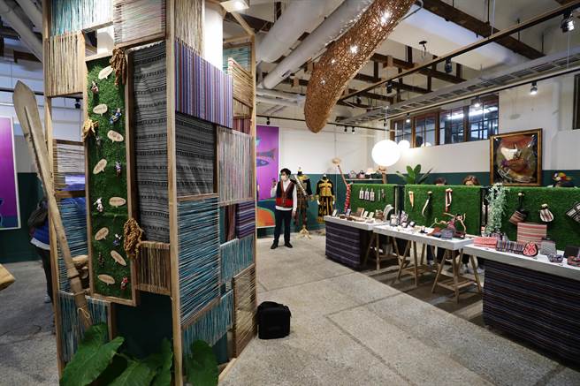 原乐好市—台北市原民假日市集活动，经过4年多的累积，今年度从室外的市集活动走入室内空间，特地于松菸设置一个原乐好市—原民主题选品店，期望能作为诱发产业转型的契机。（季志翔摄）