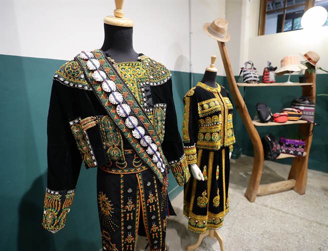 原乐好市—台北市原民假日市集活动，经过4年多的累积，今年度从室外的市集活动走入室内空间，特地于松菸设置一个原乐好市—原民主题选品店，图为店里面所贩卖的原住民制作的精美用品。（季志翔摄）