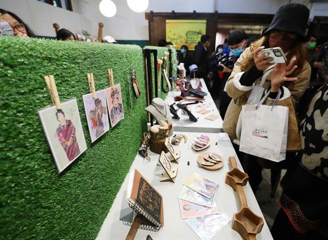 原乐好市—台北市原民假日市集活动，经过4年多的累积，今年度从室外的市集活动走入室内空间，特地于松菸设置一个原乐好市—原民主题选品店，图为店里面所贩卖的原住民制作的精美用品。（季志翔摄）