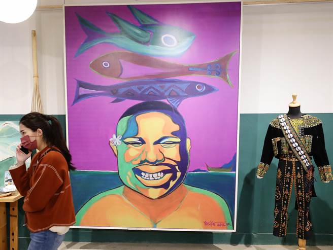 原乐好市—台北市原民假日市集活动，经过4年多的累积，今年度从室外的市集活动走入室内空间，特地于松菸设置一个原乐好市—原民主题选品店，图为店里面所贩卖的原住民制作的精美用品。（季志翔摄）