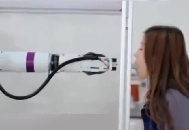 大陆山东有台咽喉採检机器，女子张口含5公分咬合器，採检过程约3秒钟就完成。（翻摄自微博北京通州大峰）