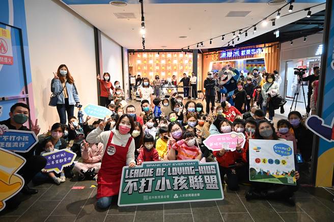 「憶童兒趣─2022寶貝老闆惜物市集」吸引許多家長帶著小朋友參與闖關兼做公益義賣。（李妍慧提供／陳育賢新竹傳真）