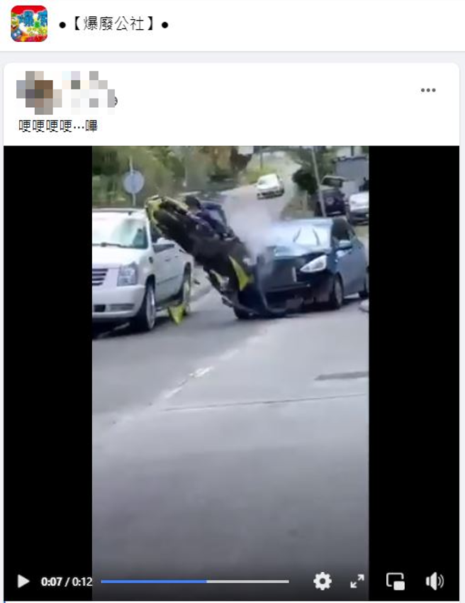 国外有名男子骑着重机「翘孤轮」，下秒听到「哔一声」男子与重机喷飞空中重摔在地。（翻摄自脸书爆废公社）