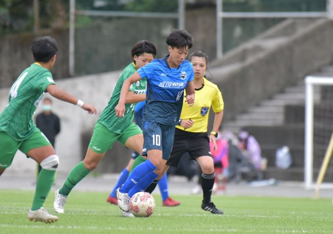 台中蓝鲸前锋苏育萱（中）对高雄阳信贡献1传1射。（中华足协提供）