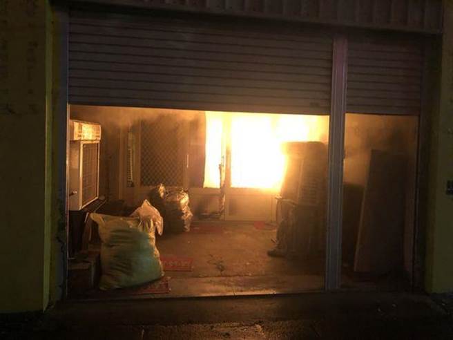 彰化市金马路铁皮成衣仓库燃成火海，彰化县消防局投入救援。（彰化县消防局提供／吴敏菁彰化传真）