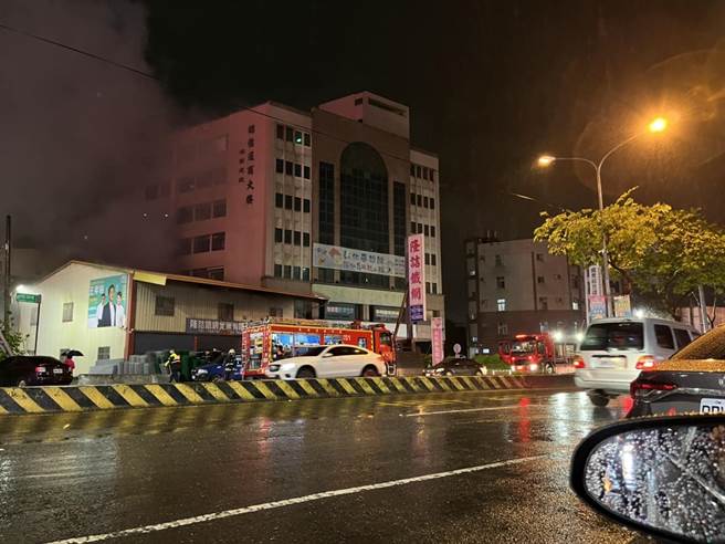 彰化市金马路铁皮成衣仓库燃成火海，彰化县消防局投入救援。（彰化县踢爆网提供／吴敏菁彰化传真）
