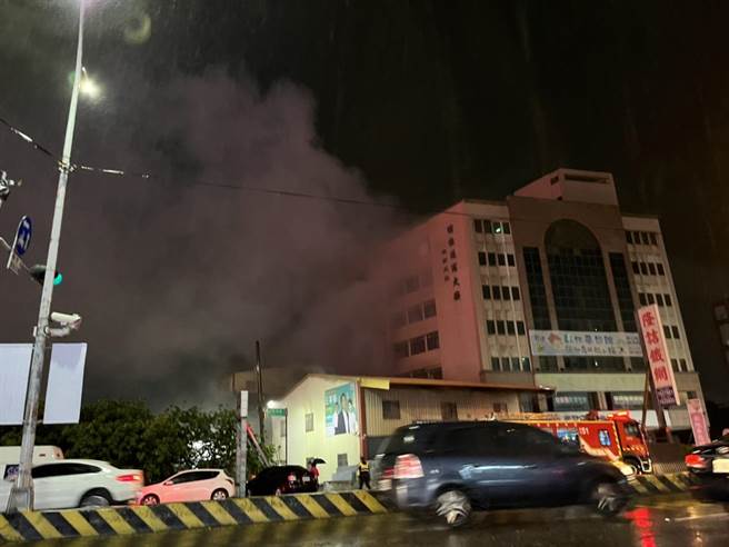 彰化市金马路铁皮成衣仓库燃成火海，彰化县消防局投入救援。（彰化县踢爆网提供／吴敏菁彰化传真）