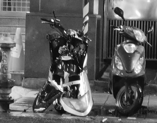 有位外送员行经树林车站停等红灯时，听见后方传来巨响，惊见一名男子躺在血泊中，双脚扭曲。（翻摄自脸书树林人）