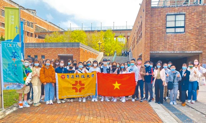 育达科大新南向产学合作国际专班51名学生报考华语文能力测验100％通过。图／育达科大提供