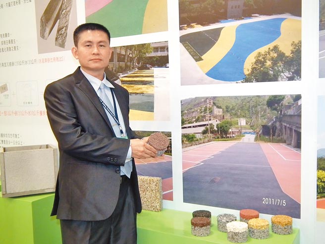 强笙工程公司董事长杨敏政表示，「蜂巢状透水混凝土」具有透气、透水和重量轻的特点，减少环境负荷，保护地球。图／李水莲