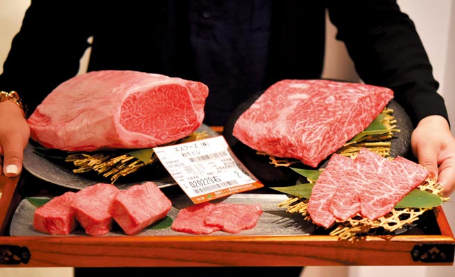 与主攻握寿司的私厨一样，在正式烹调料理前，〈牛B焼肉〉的厨师也会先「秀食材」。图／姚舜