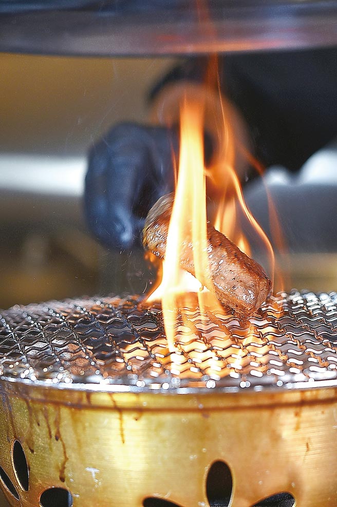在〈牛B焼肉〉所有肉品都是职人手切并为客人烧烤。图／姚舜