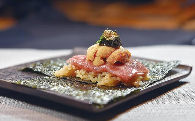 本季的逸品料理，是用「寿司之神」专用的林屋极上海苔包卷用赤醋调味的寿司饭、炭烤五分熟的大分和牛羽下肉，搭配小川赤海胆和鱼子酱，并用金箔点缀。图／姚舜