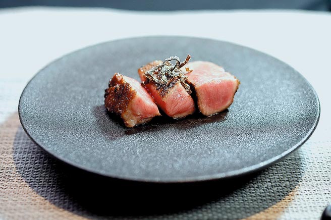 〈炭烤厚切牛舌〉的表层酥香焦脆，肉质柔嫩并带汁。图／姚舜