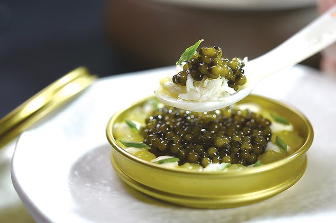 享用〈蟹肉与鱼子酱〉时，使用贝壳汤匙将鱼子酱与铺在底部的蟹肉一起入口，鱼子酱咸鲜海味与蟹肉鲜甜交织出美味。图／姚舜