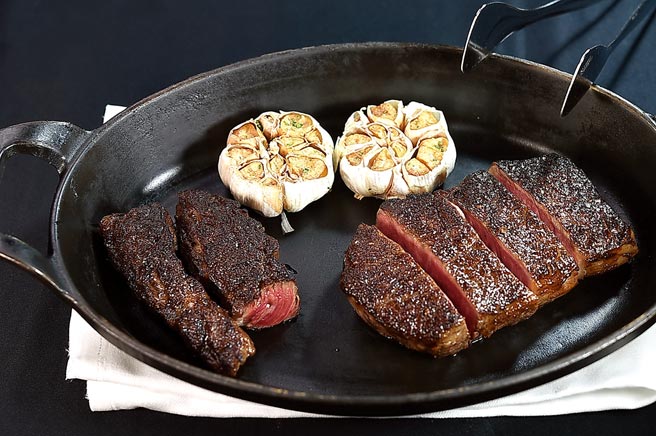 这一季餐厅推出〈澳洲Roam纯草饲老和牛肋眼牛排〉，非常独特。图／姚舜