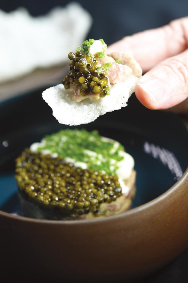 享用〈日本和牛肉鞑靼〉时，可搭配脆米饼一起吃食。图／姚舜