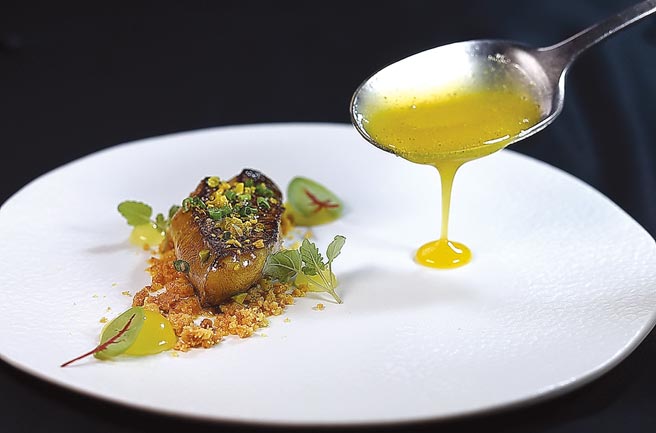 〈香煎鸭肝〉是以主厨特制的香料柳橙浓缩酱及君度柳橙凝胶提味，以酸甜与咸香交织出独特口味组合。图／姚舜