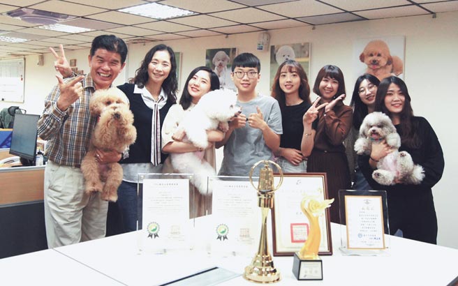 真心用心于宠物毛小孩产品的「归毛家族 GoodMo Family」团队。图／许俊扬