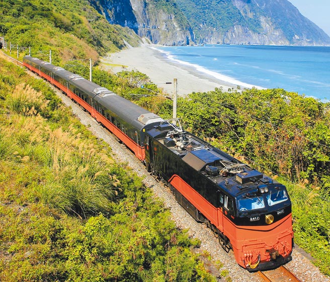 鸣日号行经花莲崇德海岸，山海美景令人向往。图／林佳燕