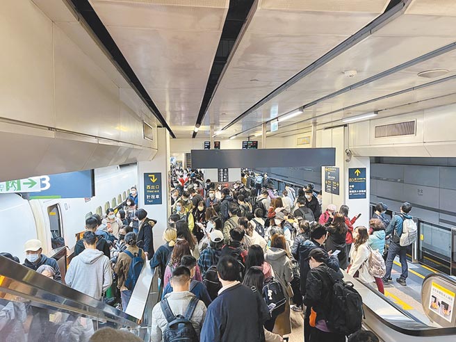 本土確診暴增，專家憂心清明節後恐因連假群聚、及人潮密集接觸造成疫情加劇。圖為搭高鐵回家旅客，碰上台電電塔電線掉落事故造成大誤點，民眾擠滿月台。（民眾提供／洪浩軒高雄傳真）