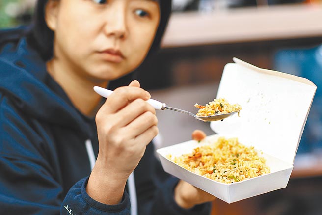 农委会主委陈吉仲1日表示，小麦上涨带动麵包、麵条等价格上涨，将力推炒饭、饭糰，用米食替代麵食。图为民眾吃炒饭画面。（邓博仁摄）