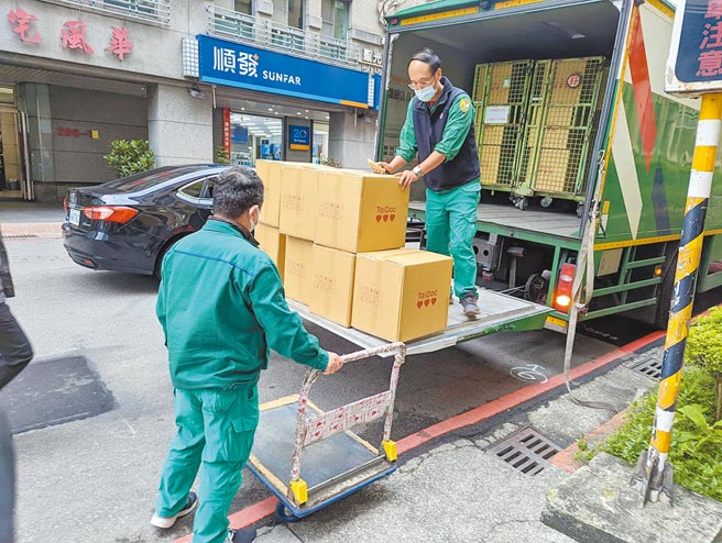 類普篩即將在基隆實施，中央發放20萬份快篩試劑在4月1日下午送達。（陳敬哲攝）