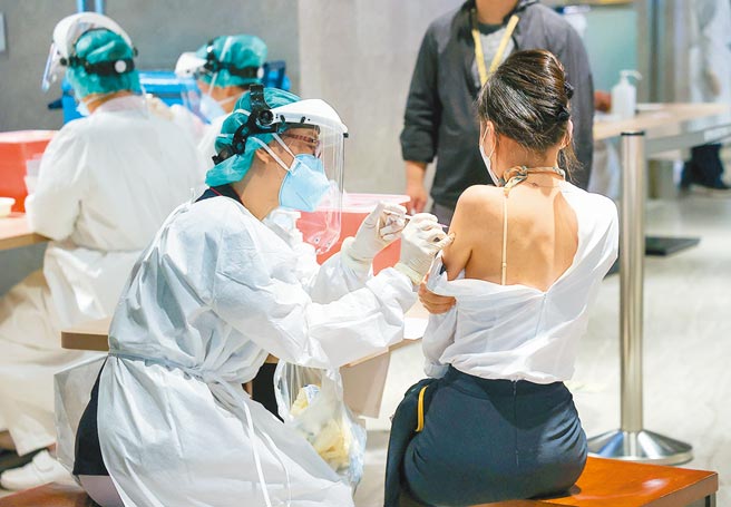 疫情中心指挥官陈时中昨表示，去年沟通管道有困难，今年买疫苗当然是国家出钱。图为桃机第一线客服人员施打新冠疫苗。（本报资料照片）