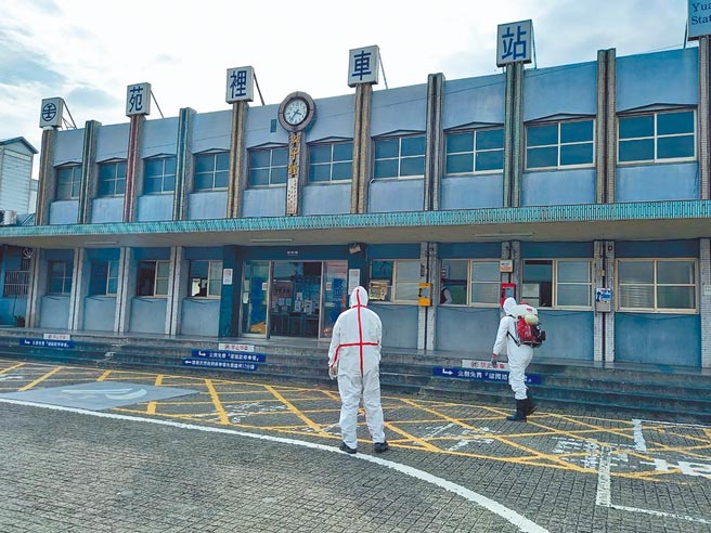 苗栗县卫生局1日表示，桃园市一名案号尚未出炉的确诊大学生，日前曾搭火车返乡回苗栗苑里，苑里火车站等公共场所足迹皆已完成清消。（中央社）