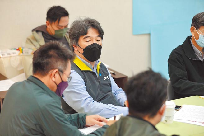 中央流行指挥中心医疗应变组副组长王必胜，1日一早前往基隆市政府讨论类普筛与相关放措施。（基隆市政府提供／陈敬哲基隆传真）