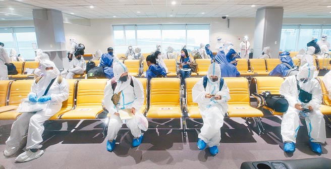 中央流行疫情指挥中心1日公布国内新增236例新冠肺炎确定病例，分别为104例本土个案及132例境外移入。在桃园机场入境管制区内，刚下机的旅客准备落地筛检。图中民眾非新闻当事人。（范扬光摄）