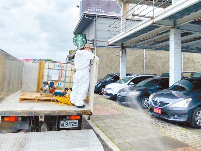 济医院4医护人员染疫，除管制急诊区外，环保局也动员人力到医院附近区域进行地缘消毒工作。（花莲环保局提供／王志伟花莲传真）