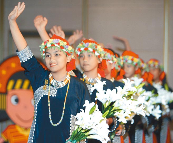 《原住民身分法》第4条及第8条规定，1日被宪法法庭认定违宪。图为屏东佳义国小原住民学生表演传统舞蹈。（本报资料照片）