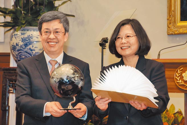 前副總統陳建仁（左）擔任「小英之友會榮譽總會長」，低調的「大仁哥」，卸任後更活躍。（總統府聯誼會提供）