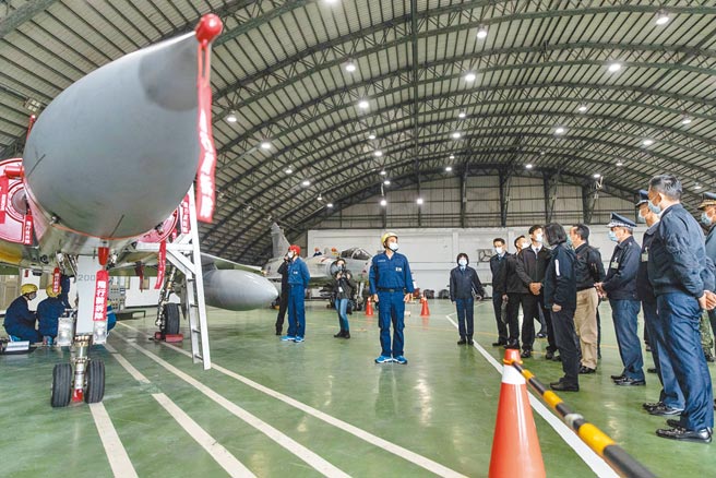 幻象战机昨天復飞，蔡英文总统特地前往新竹视导「空军第二战术战斗机联队」。（军闻社）