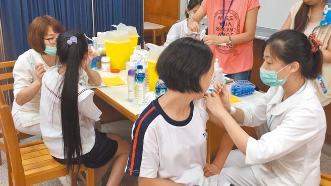 专家表示，人的一生中有8成机会接触HPV病毒，提醒公费对象（国一女生）依时程接种HPV疫苗。（本报资料照片）
