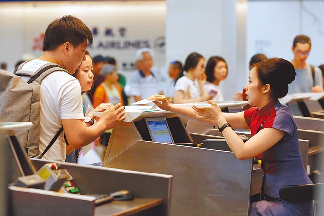交通部民用航空局昨日宣布，国内线各航线票价平均涨4.6％，4月30日起生效。图为台北松山机场的华航柜台。（本报资料照片）