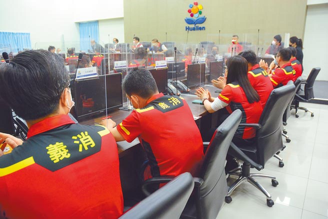 出席活动的义消弟兄，都穿上这件得奖式样的排汗衫工作服，纪念罹难的消防员黄法喆。（王志伟摄）