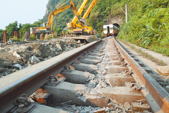 《台铁公司条例》草案也被质疑，为何只看到如何处理资产，没看到台铁公司化的真正目的，也就是安全改革。图为台铁太鲁阁号在花莲撞上工程车出轨意外。（本报资料照片）