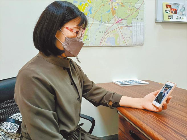 袁淳修二姊的手机放有许多弟弟的照片，忆起这件意外，仍有满满的不舍及感伤。（陈淑娥摄）